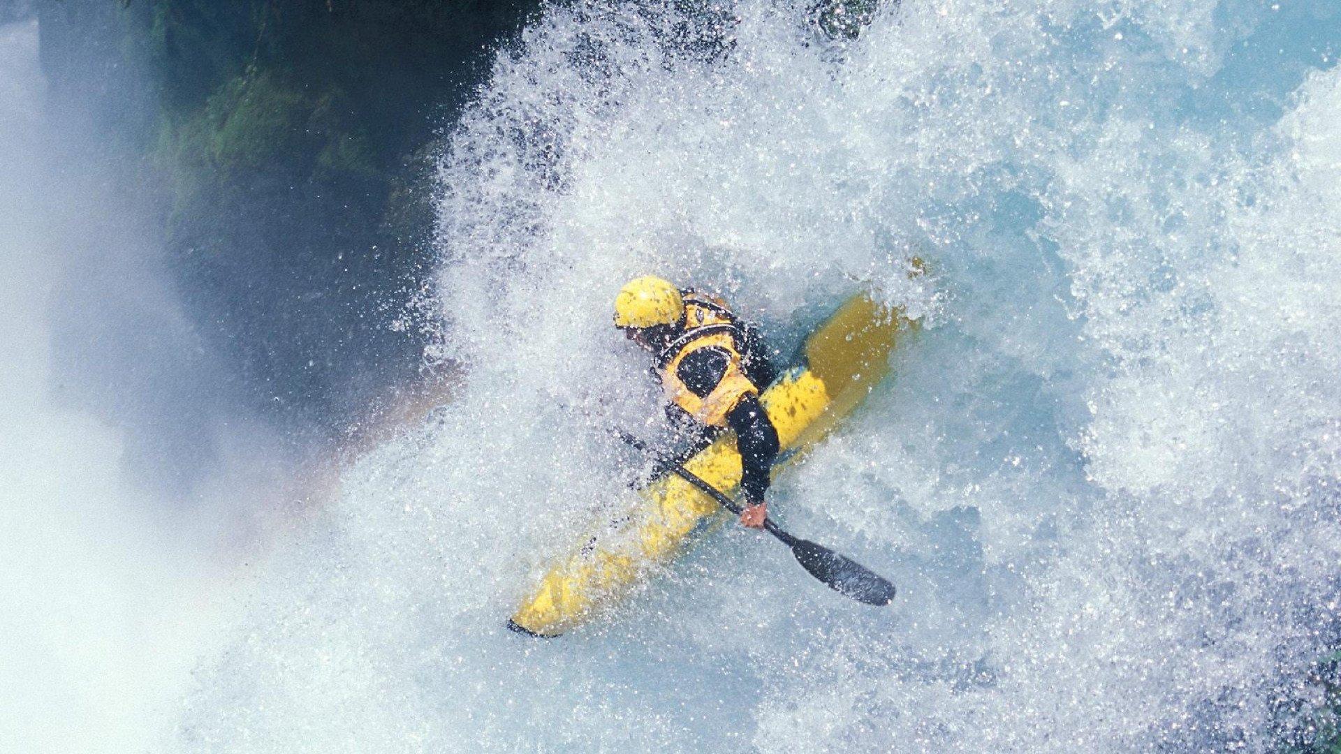 勇士主场惊现离奇打铁，克莱关键三分竟砸篮板侧沿