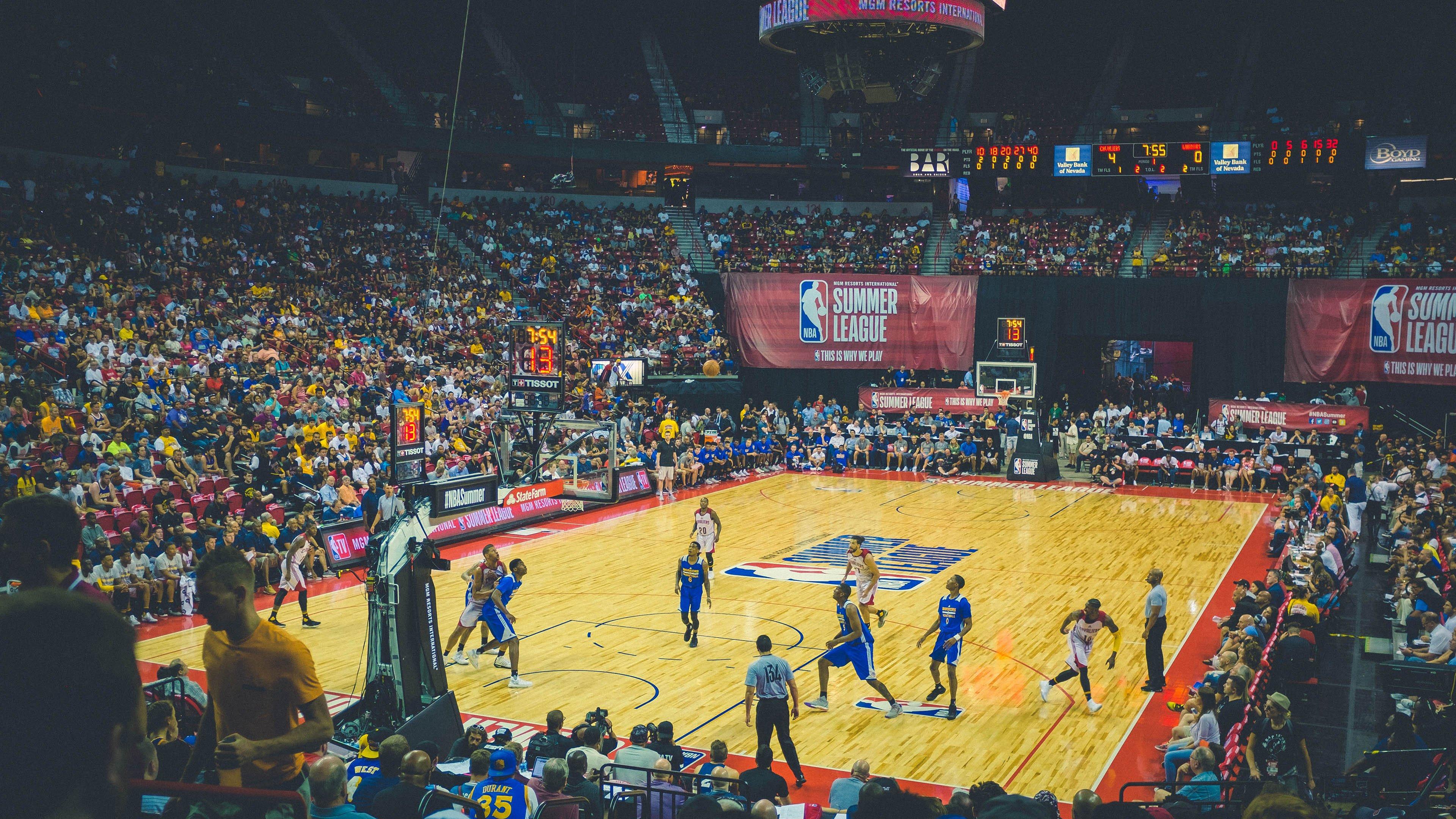 巴萨欧冠迎战布鲁日，莱万领衔锋线，拉什福德替补引关注